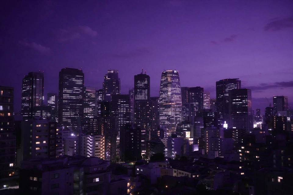安老院夜班走廊上,一名護理員推著護理車經過病房門口,牆上掛著輪班更表。